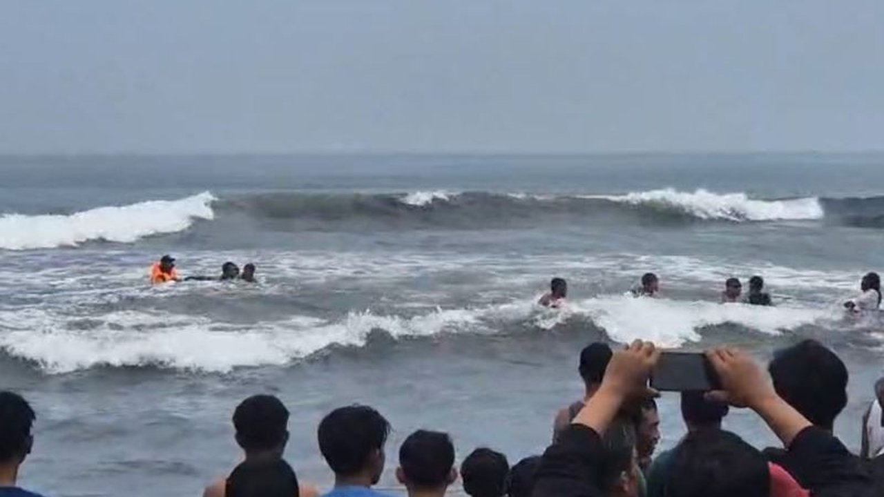 Libur Lebaran 2026 di Jember diwarnai duka, dua wisatawan terseret ombak di Pantai Paseban dan Papuma, satu ditemukan meninggal dunia, dan satu lainnya masih dalam pencarian.