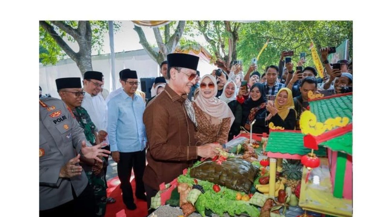 Pemerintah Kota Mataram kembali sukses menggelar perayaan Lebaran Topat Mataram 1447 H/2026, menegaskan komitmen menjaga tradisi sebagai identitas budaya dan mempererat hubungan sosial di tengah masyarakat.