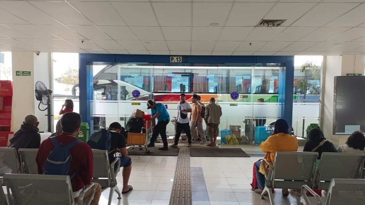 Terminal Pulo Gebang kembali ramai dengan kedatangan ribuan penumpang arus balik Lebaran 1447 H hingga H+7, meski jumlahnya mulai melandai. Simak persiapan terminal menyambut para pemudik dan prediksi puncak arus balik Pulo Gebang.