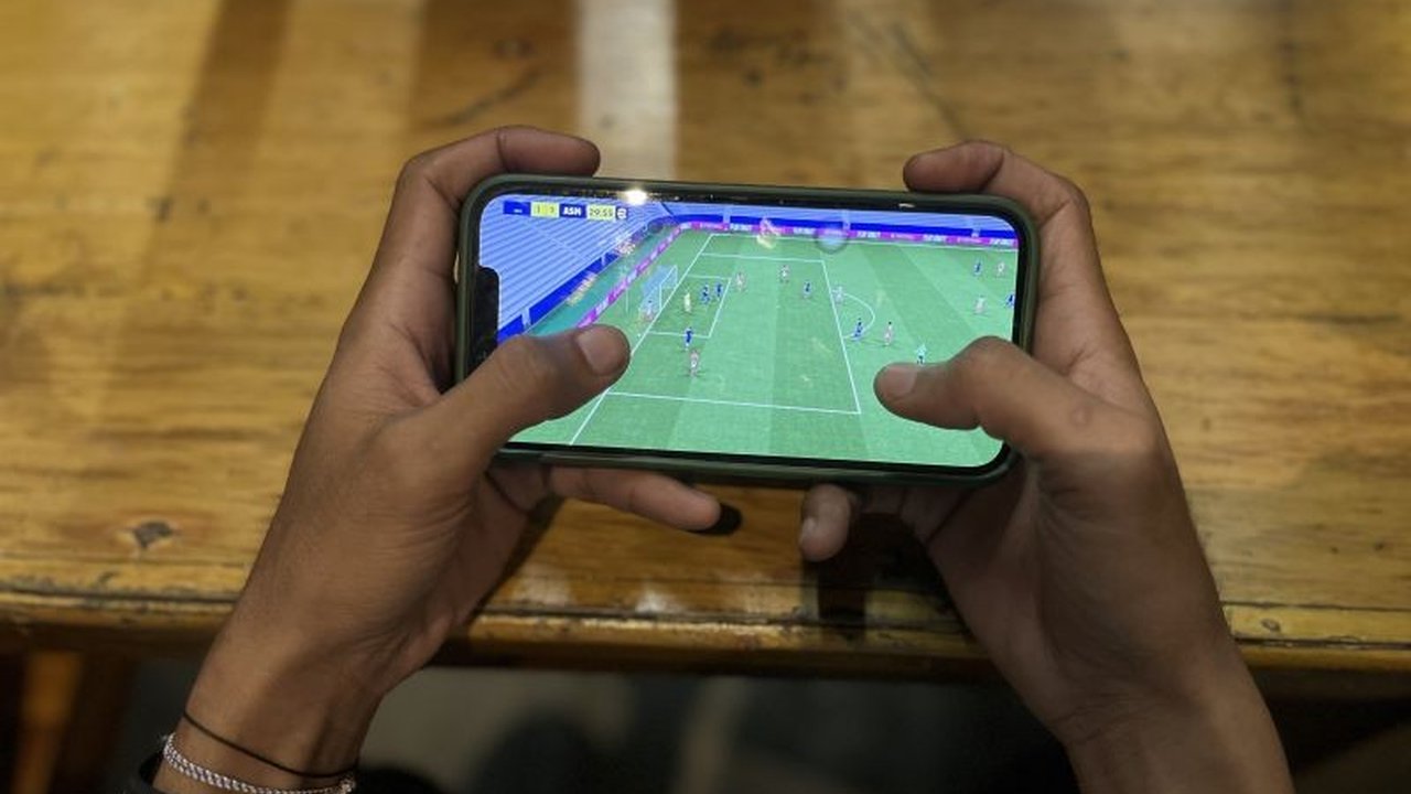 Penerapan Undang-Undang Perlindungan Anak Digital dinilai krusial dalam membentuk karakter generasi muda dan melindungi mereka dari risiko di ruang siber. Kebijakan ini juga mengembalikan peran sentral keluarga.