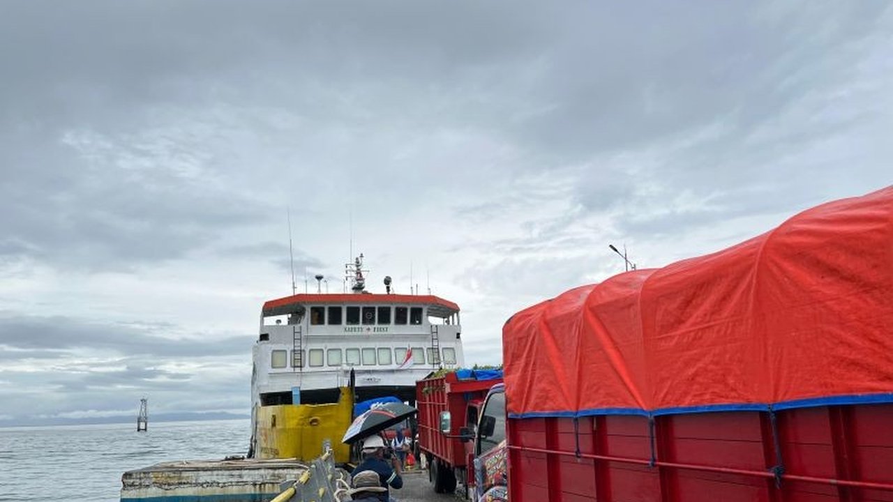 PT ASDP Indonesia Ferry Cabang Ambon mengerahkan dua kapal dengan layanan 24 jam di lintasan Hunimua–Waipirit untuk mengantisipasi puncak ASDP Ambon Arus Balik Lebaran 2026, memastikan kelancaran penyeberangan.