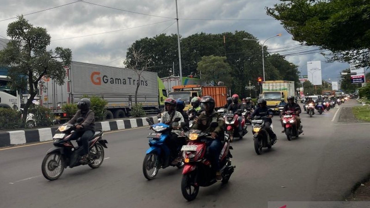 Kepadatan arus balik Lebaran 2026 di Jalur Pantura Cirebon masih tinggi hingga Sabtu sore, didominasi kendaraan roda dua, menunjukkan puncak gelombang kedua pemilir kembali ke Jakarta.