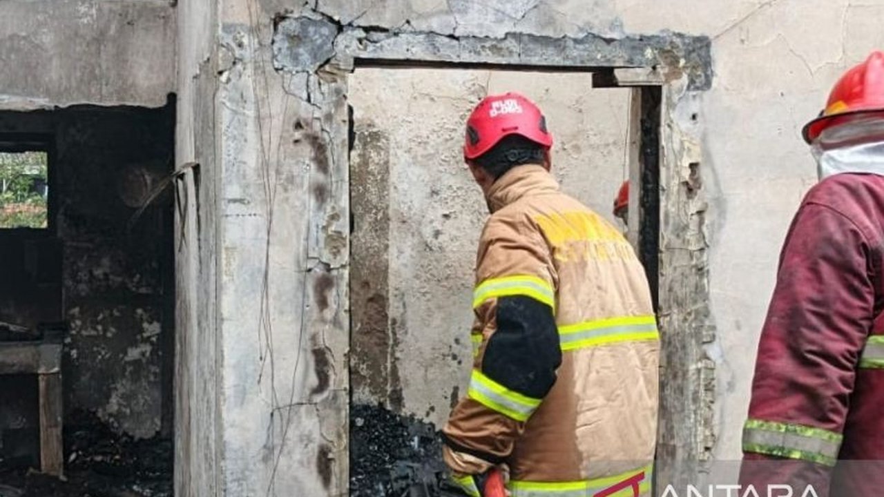 Kebakaran Cianjur melanda 12 rumah di Kecamatan Pacet, menyebabkan 18 keluarga mengungsi dan tiga orang luka bakar. Diduga akibat kebocoran tabung gas, Damkar Cianjur mengerahkan tiga unit mobil untuk memadamkan api.