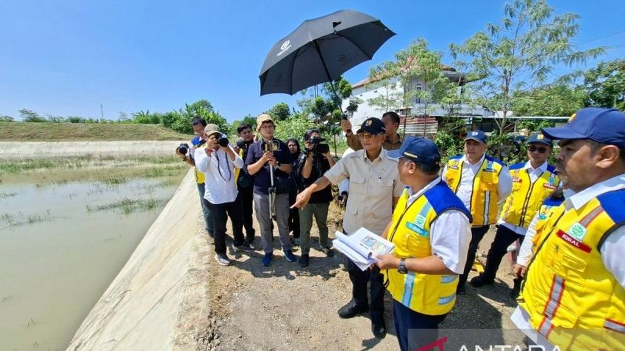 Menteri Pekerjaan Umum (PU) Dody Hanggodo menginstruksikan percepatan pengerukan muara Sungai Babakan di Brebes untuk atasi banjir berulang. Simak strategi komprehensif penanganan banjir di jalur nasional Ketanggungan-Pejagan.
