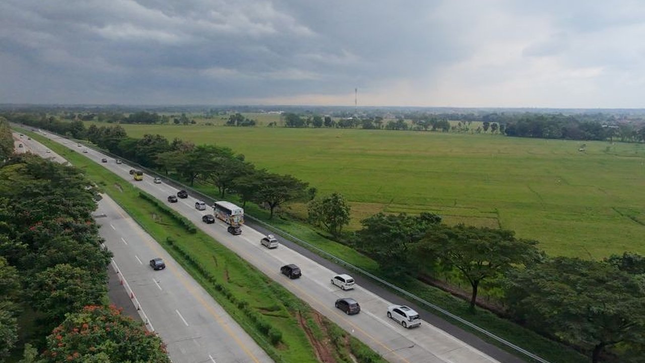 Astra Tol Cipali siaga penuh hadapi puncak Arus Balik Lebaran akhir pekan ini. Meskipun lalin lancar, 42 ribu kendaraan telah melintas. Pengelola siapkan armada dan fasilitas optimal antisipasi lonjakan.