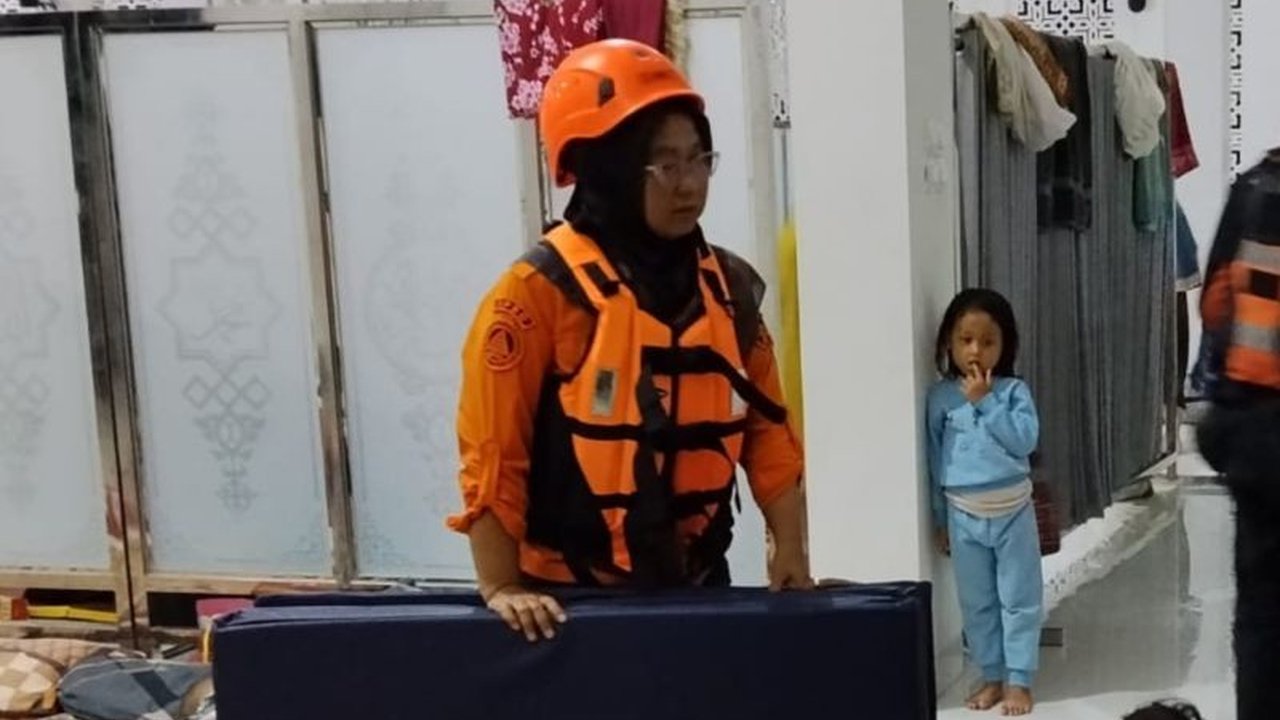 Cuaca ekstrem Ciamis berupa hujan deras disertai angin kencang menyebabkan puluhan rumah warga rusak dan pohon tumbang. BPBD Ciamis sedang melakukan asesmen dan penanganan.