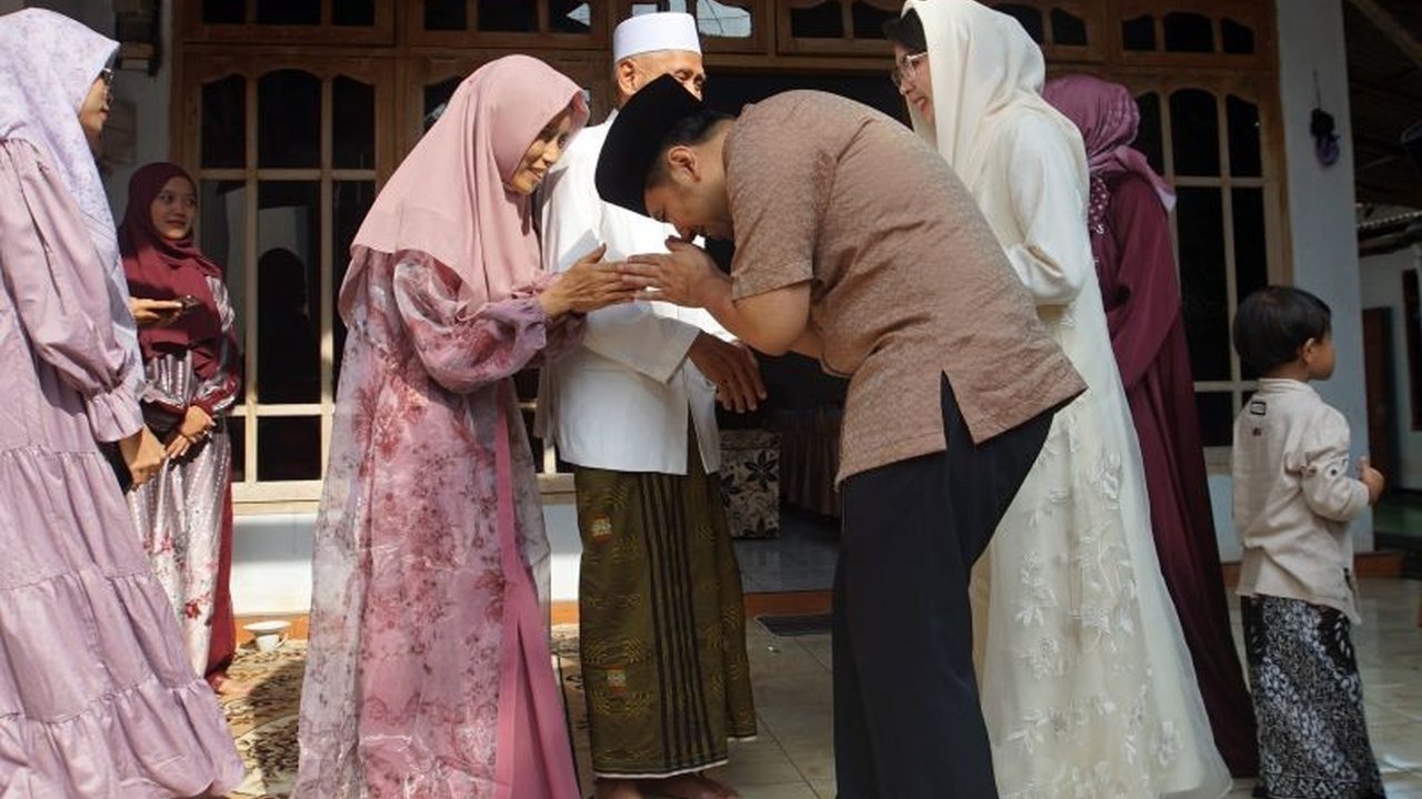 Wakil Gubernur Jawa Timur Emil Dardak turut merayakan Tradisi Lebaran Ketupat Durenan Trenggalek, sebuah warisan budaya berusia ratusan tahun yang berakar dari pesantren. Simak makna dan sejarahnya!