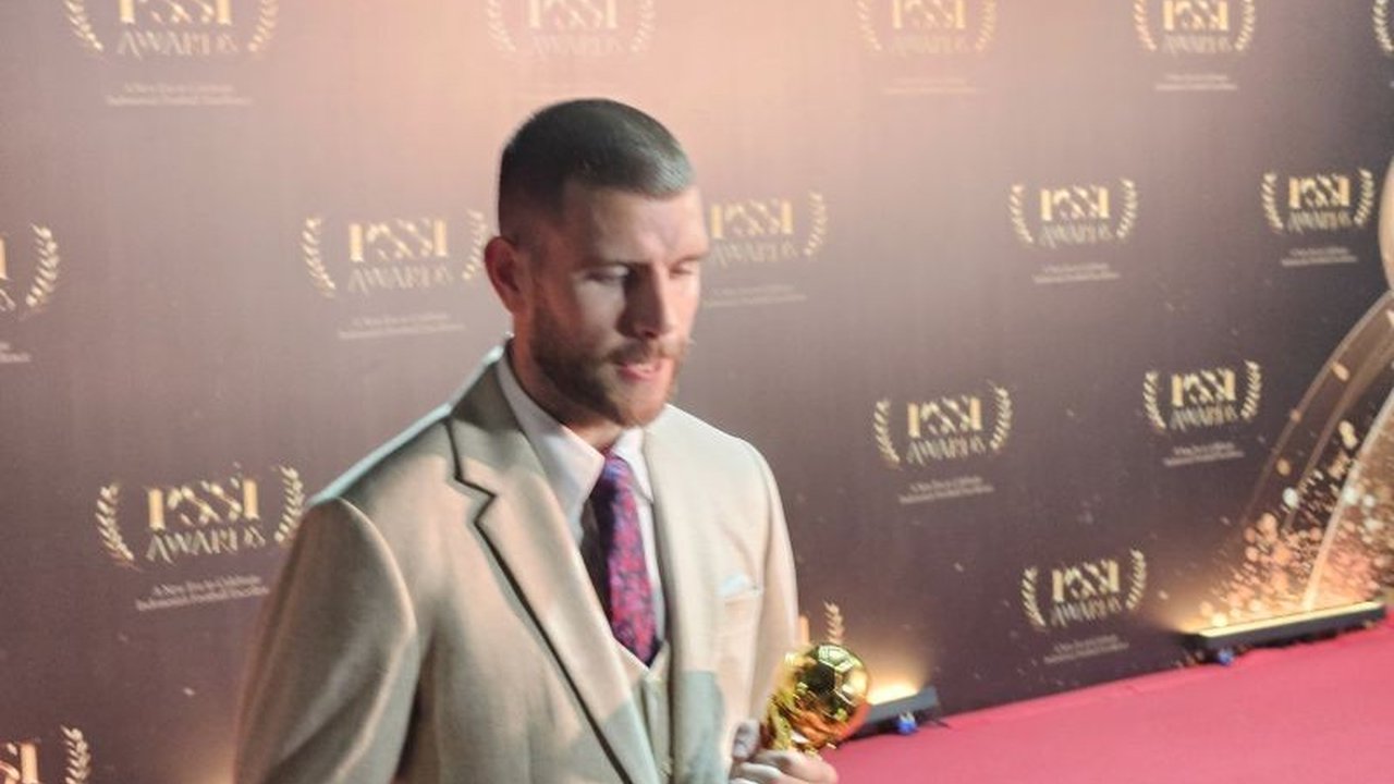 Maarten Paes meraih penghargaan Kelme Men's Goalkeeper of The Year di PSSI Awards 2026, menjadikannya Kiper Terbaik PSSI Awards 2026. Kemenangan ini diraih setelah mengungguli kiper-kiper top lainnya dan menjadi bukti kerja kerasnya, memi...