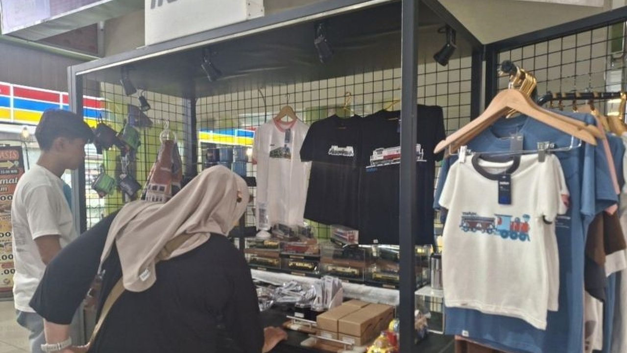 Toko Suvenir Stasiun Gambir mencatat peningkatan signifikan dalam penjualan miniatur kereta api dan cenderamata lainnya selama periode Angkutan Lebaran 2026, setelah sempat sepi di awal Ramadan.
