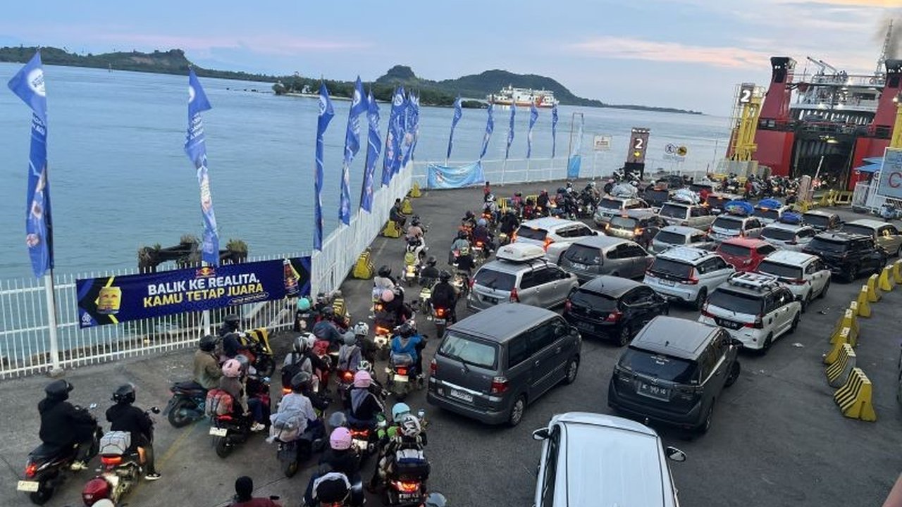 PT ASDP Indonesia Ferry (Persero) memperkirakan 27 ribu kendaraan akan memadati Pelabuhan Bakauheni saat puncak arus balik Lebaran 2026 gelombang kedua, dengan strategi adaptif disiapkan untuk kelancaran.