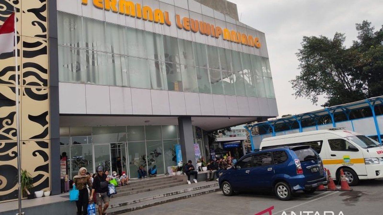 Terminal Leuwipanjang Bandung berencana menghadirkan fasilitas hotel transit murah, seperti hotel kapsul, sebagai respons atas banyaknya penumpang yang terpaksa menginap saat arus mudik Lebaran 2026 dan untuk mengantisipasi lonjakan penumpang di masa mend