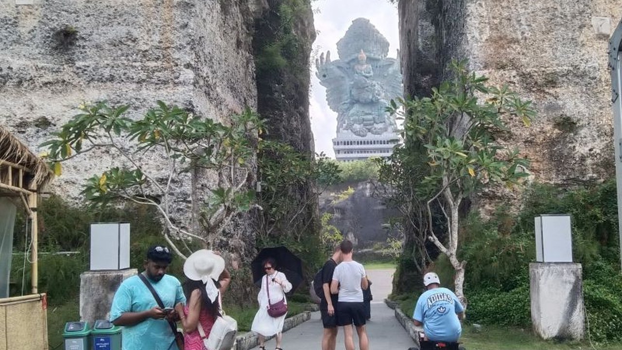 Ketegangan geopolitik global menimbulkan tantangan signifikan bagi pariwisata Bali. Simak strategi diversifikasi pasar, pengembangan produk, dan mitigasi dampak ekonomi untuk menjaga sektor vital Pulau Dewata tetap berdaya saing.