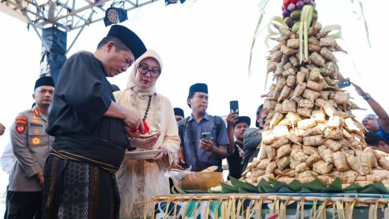 Perayaan Lebaran Topat 2026 di Lombok Barat tidak hanya memperkuat identitas budaya Sasak, tetapi juga menjadi magnet utama yang mendongkrak sektor pariwisata Nusa Tenggara Barat.