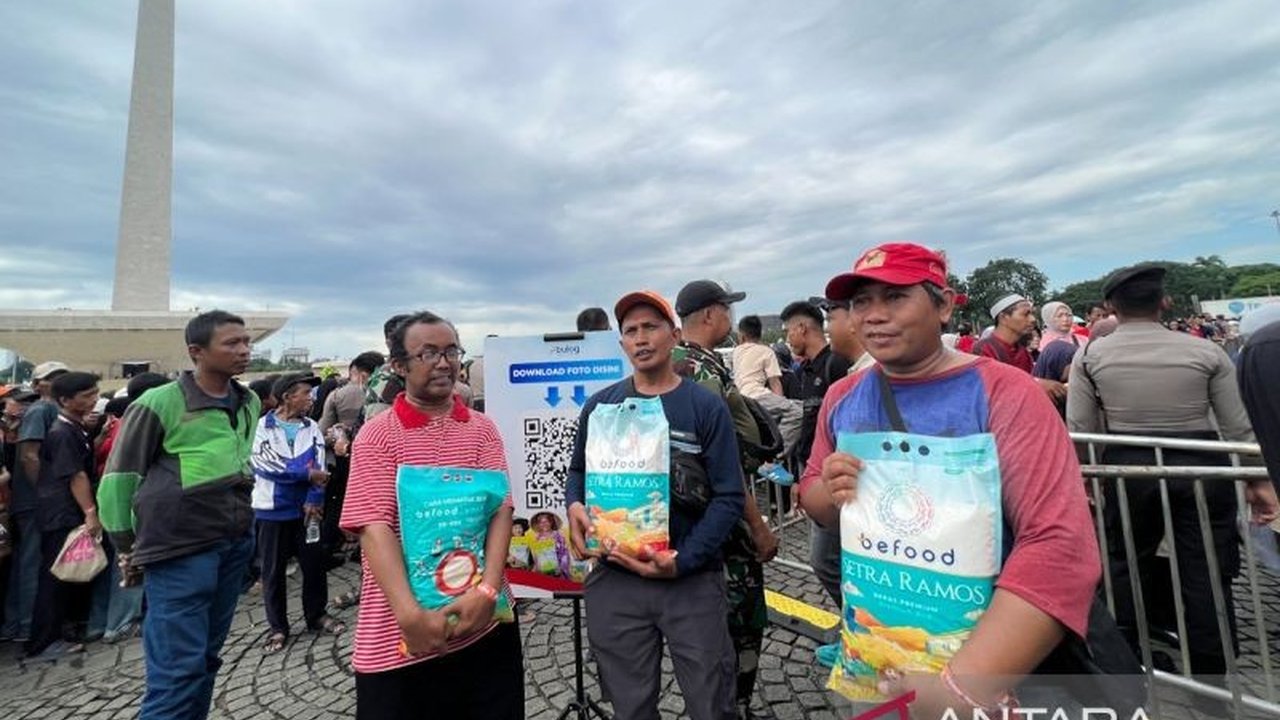 Perum Bulog bersama ID FOOD sukses menyalurkan 100 ribu paket sembako gratis Istana di Monas, Jakarta, sebagai wujud nyata kepedulian pemerintah terhadap ketahanan pangan dan kesejahteraan masyarakat pasca Lebaran. Simak detail lengkapnya!