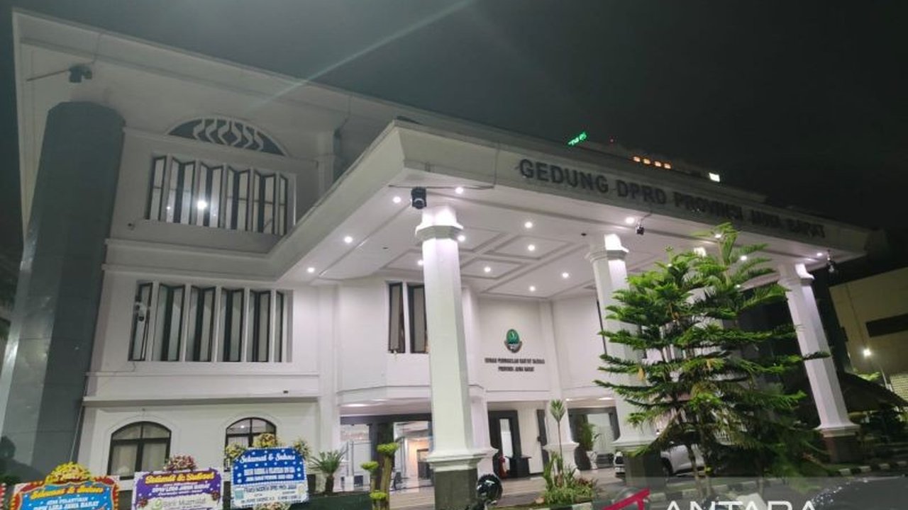 DPRD Jawa Barat mengambil langkah ekstrem dengan Penghapusan Kunker DPRD Jabar ke luar provinsi dan luar negeri demi efisiensi anggaran serta fokus pada mitigasi kemiskinan baru di tengah tekanan ekonomi global.