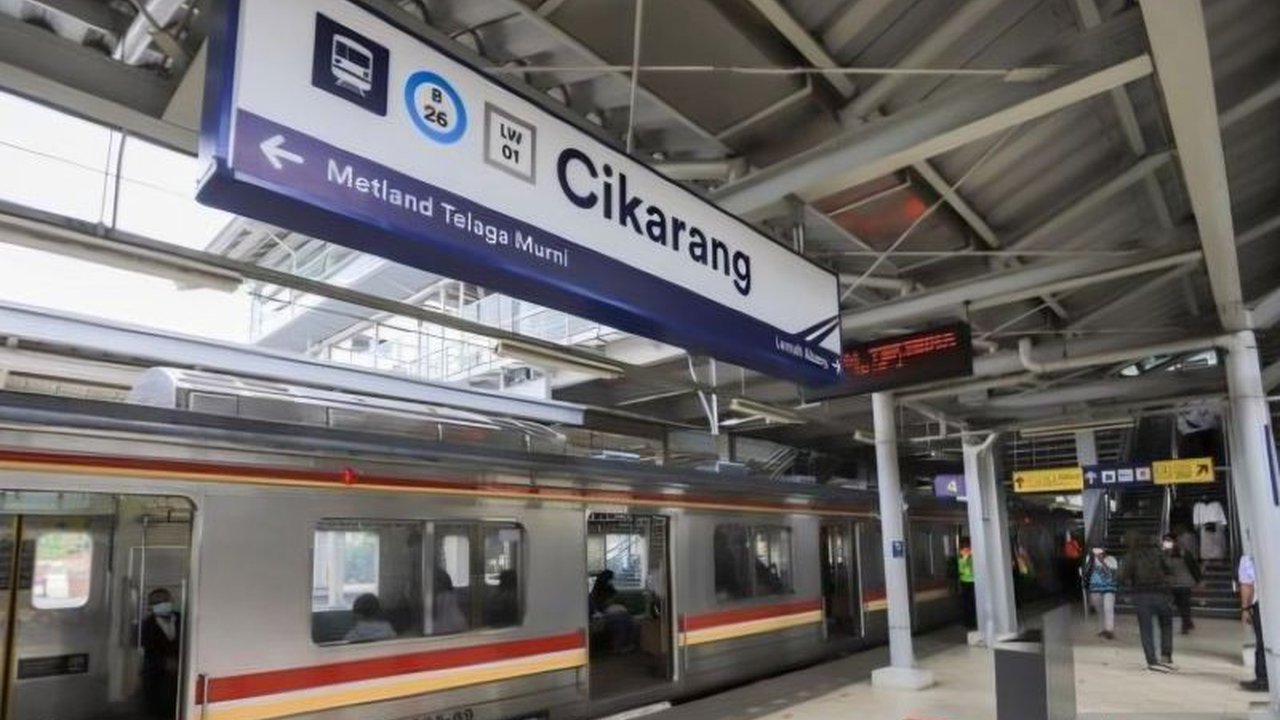 Ribuan pemilir memadati Stasiun Cikarang pada H+7 Idul Fitri 1447 H, menunjukkan puncak arus balik Lebaran masih terjadi di wilayah industri ini.