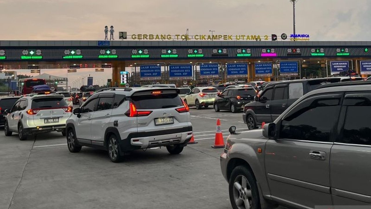 Volume kendaraan yang melintas di Gerbang Tol Cikampek Utama (GT Cikatama) menuju Jakarta terpantau menurun pada H+7 Lebaran, mengindikasikan puncak arus balik Lebaran kedua mungkin telah terlewati.