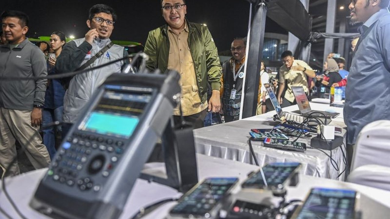 Wamenkomdigi Angga Raka Prabowo meninjau langsung Pelabuhan Bakauheni, memastikan jaringan telekomunikasi stabil bagi pemilir arus balik, dan menyapa petugas siaga.