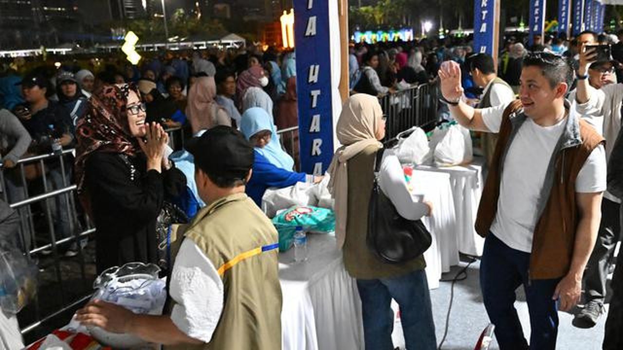 Seskab Teddy Indra Wijaya di bazar rakyat