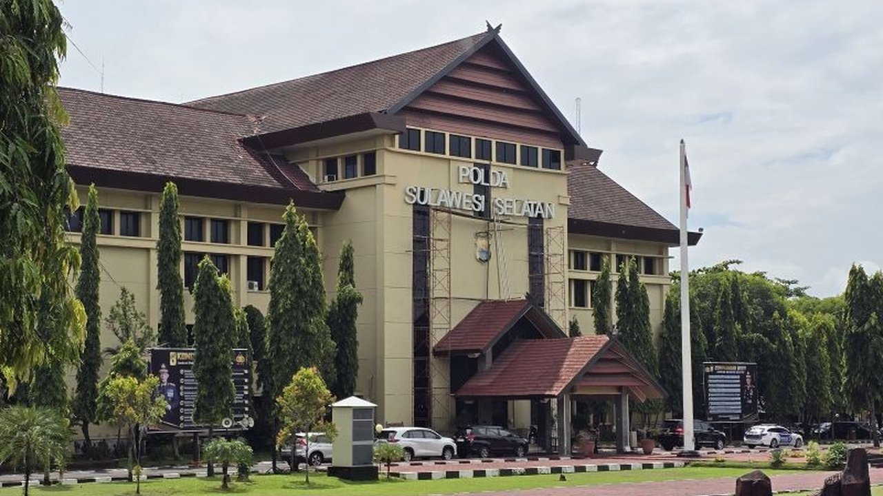 Polda Sulsel berhasil mengungkap kasus TPPO modus adopsi di Makassar. Seorang ibu berinisial ML diduga menjual anaknya, termasuk seorang bayi, demi uang hingga Rp5 juta, memicu pertanyaan tentang perlindungan anak. Simak selengkapnya.
