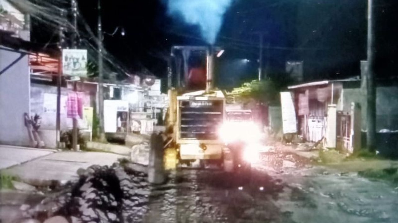 Gubernur Sulawesi Selatan memastikan penanganan darurat jalan rusak Moncongloe yang vital bagi mobilitas warga, sambil menunggu perbaikan permanen yang masuk proyek multiyears.