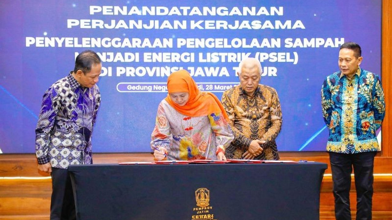 Gubernur Khofifah Indar Parawansa menandatangani PKS PSEL Jawa Timur bersama tujuh kepala daerah, wujudkan solusi energi terbarukan dari limbah dan lingkungan berkelanjutan.