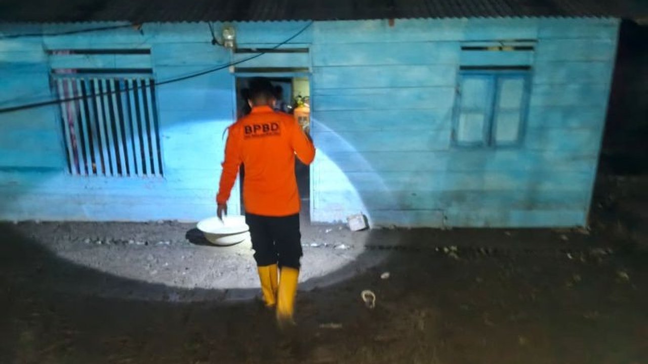 Hujan deras picu banjir di Balantak Utara, Banggai, merendam 22 rumah warga dan dua rumah ibadah. BPBD Sulteng terus berkoordinasi dan mengimbau masyarakat tetap waspada terhadap potensi cuaca ekstrem.