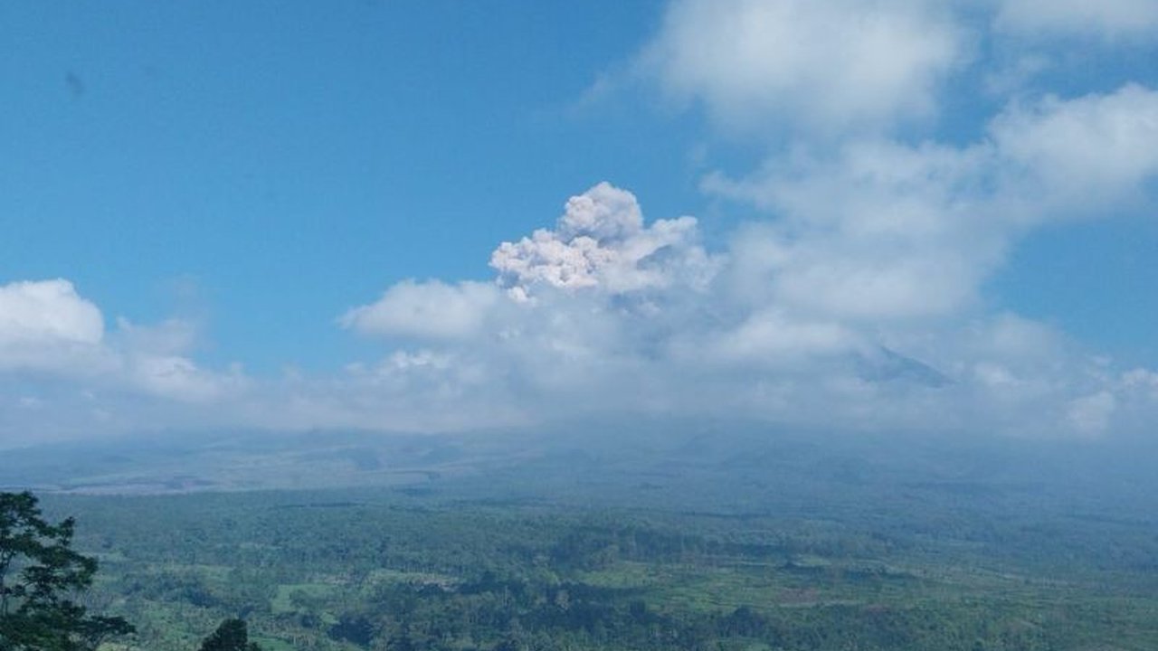 Gunung Semeru di Lumajang kembali erupsi pada Minggu pagi, meluncurkan awan panas guguran sejauh 3.500 meter. Simak detail status siaga dan imbauan keselamatan bagi masyarakat sekitar lereng Gunung Semeru.