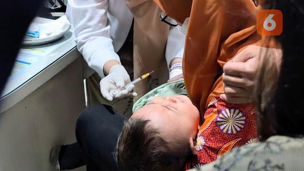 Seorang anak mendapat vaksinasi campak di Rumah Vaksinasi Pusat, Kramat Jati, Jakarta Timur, Kamis (12/3/2026). Foto: Liputan6.com/Ade Nasihudin.