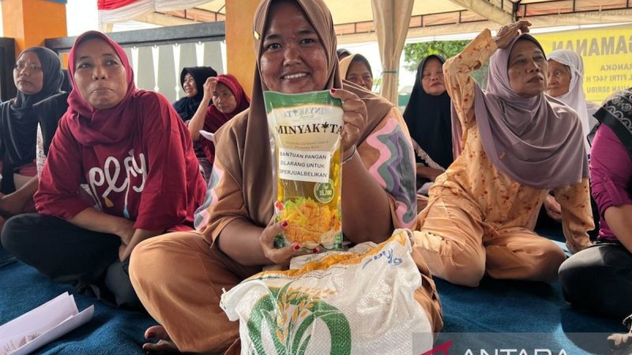 Bapanas menegaskan program bantuan pangan beras dan minyak goreng merupakan wujud kehadiran pemerintah meringankan beban ekonomi masyarakat, dengan target 33,2 juta keluarga penerima manfaat hingga April.