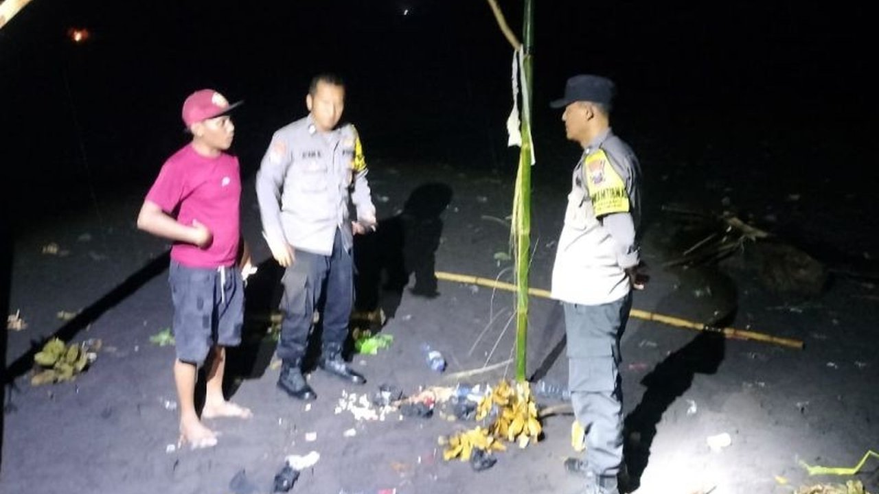 Sepuluh wisatawan tersambar petir di dua pantai selatan Lumajang, Jawa Timur, mengakibatkan satu orang meninggal dunia dan sembilan lainnya luka-luka, memicu peringatan akan cuaca ekstrem.