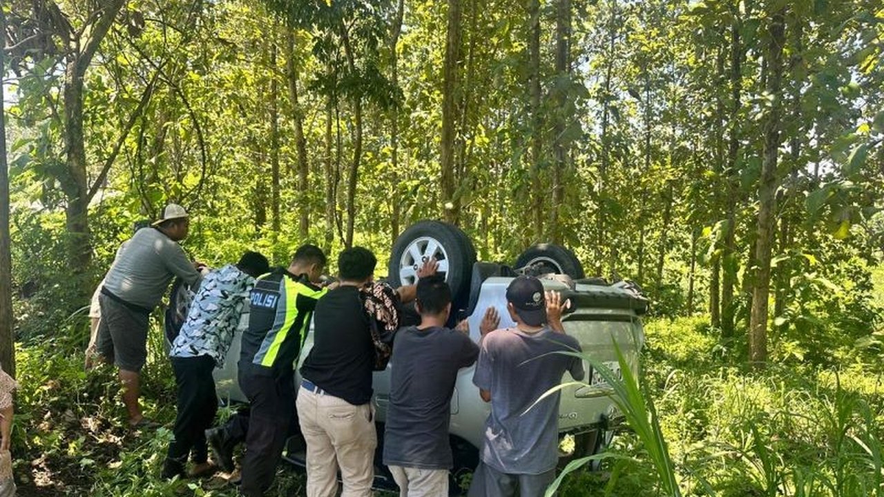 Sebuah mobil Toyota Avanza mengalami kecelakaan tunggal di ruas jalan Blora–Randublatung. Simak kronologi dan penanganan insiden kecelakaan tunggal Blora oleh pihak kepolisian.
