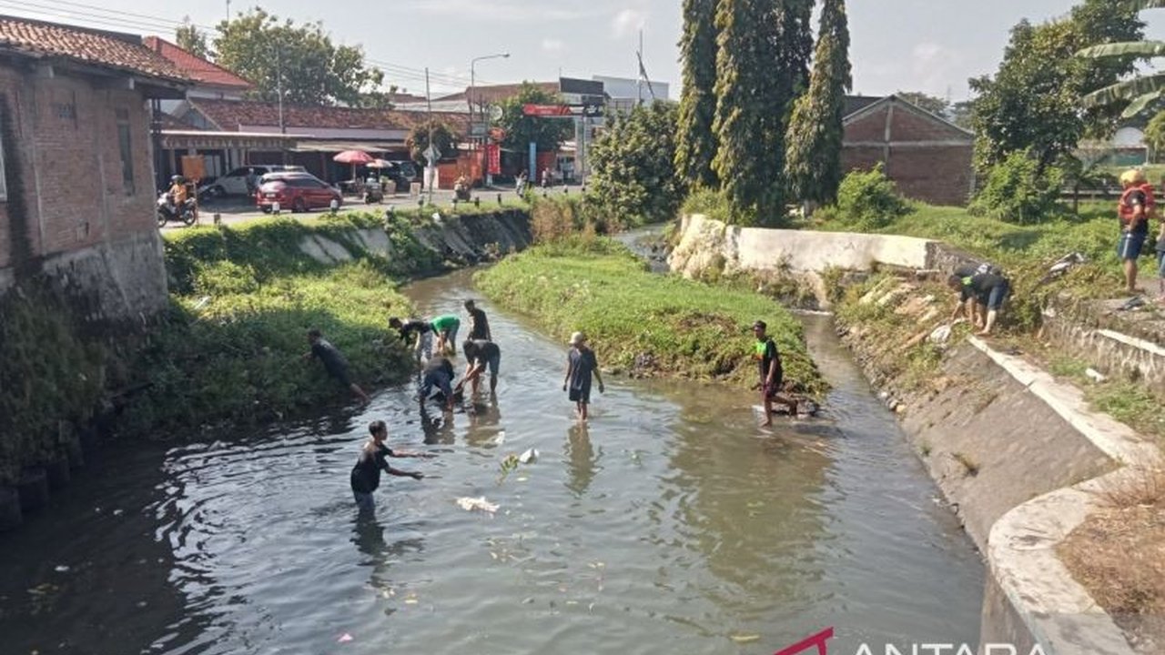 Berbagai komunitas di Bantul bersatu padu dalam Aksi Bersih Sungai Bantul di aliran Sungai Belik, Jejeran. Kegiatan ini wujud dukungan terhadap Gerakan ASRI instruksi Presiden Prabowo.