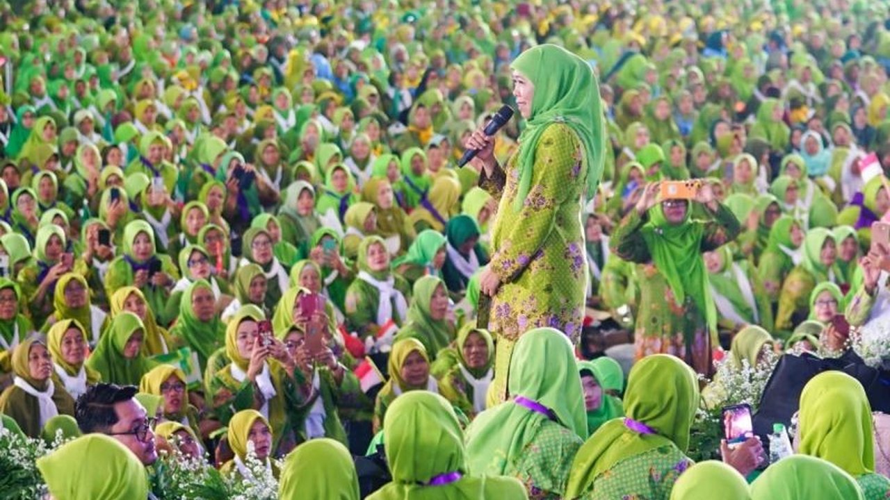 Khofifah Indar Parawansa, Ketua Umum Dewan Pembina PP Muslimat NU, mengajak Muslimat NU perkuat kemandirian keluarga hadapi krisis global. Ini krusial untuk ketahanan sosial dan ekonomi.