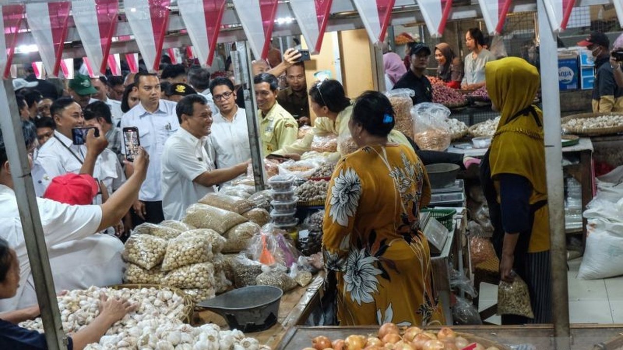 Tengkulak seringkali dipandang negatif, namun realitasnya, peran tengkulak dalam ekonomi petani jauh lebih kompleks, menjadi sumber masalah sekaligus solusi bagi petani di pedesaan.
