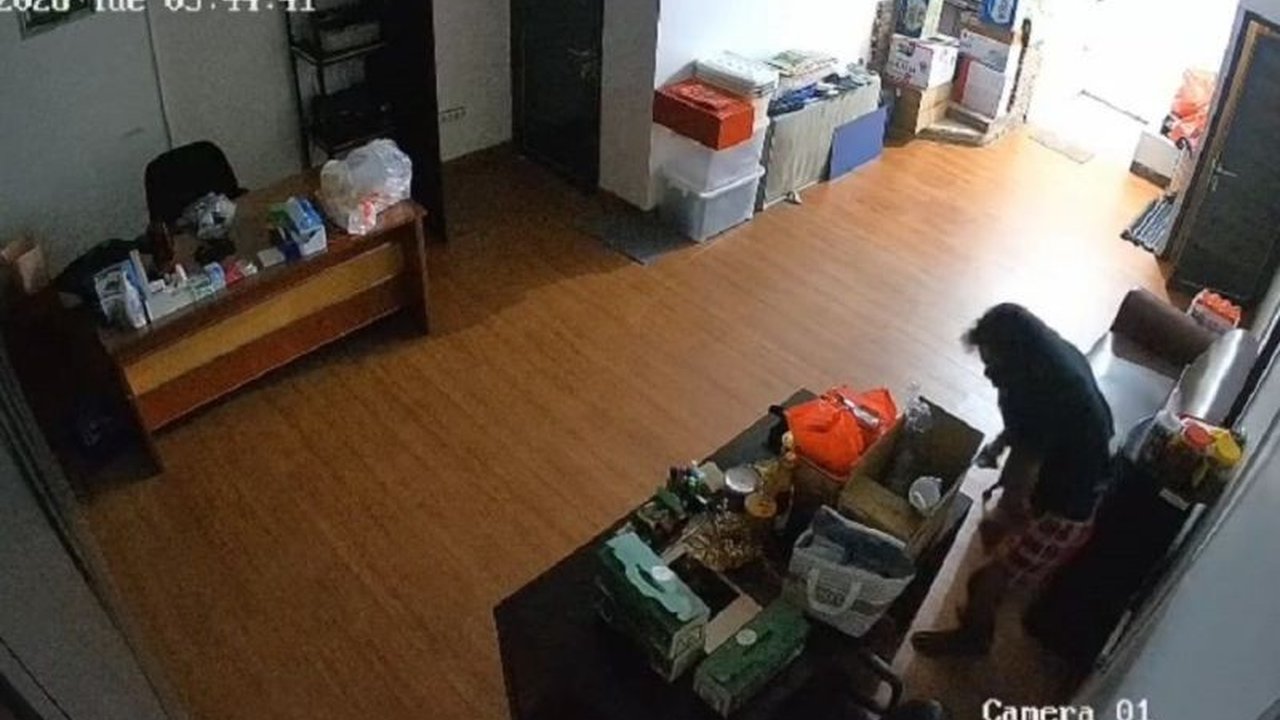 Polres Metro Tangerang Kota berhasil menangkap residivis berinisial KA alias Butet (33) yang melakukan pencurian gudang kosong di Pergudangan Permata Bandara saat Lebaran, dengan total kerugian mencapai Rp17 juta. Kasus pencurian gudang Lebaran Tangerang.