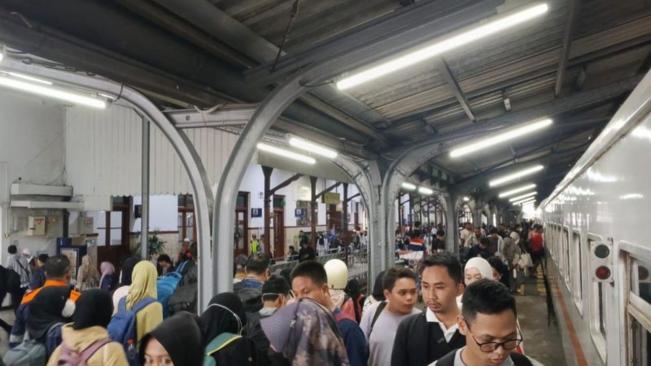 KAI Daop 9 Jember mencatat lonjakan penumpang KA hingga 22 persen pada akhir pekan kelima Maret 2026 menjelang Lebaran 2026, menunjukkan antusiasme masyarakat menggunakan kereta api. Simak detail peningkatannya!
