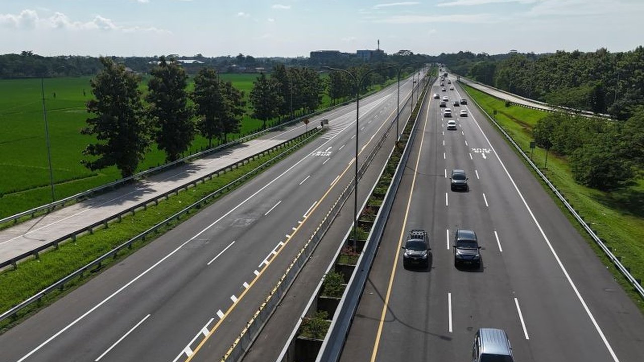 Arus Balik Lebaran Tol Cipali mencatat lonjakan signifikan, dengan 33 ribu kendaraan melintas menuju Jakarta dalam 11 jam, menunjukkan kenaikan 10% dari hari sebelumnya.