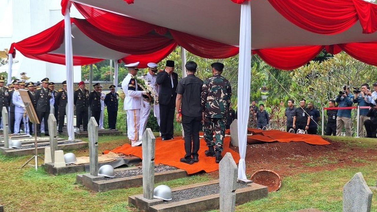 Menteri Pertahanan Sjafrie Sjamsoeddin memimpin upacara militer Pemakaman Juwono Sudarsono, mantan Menhan dua periode, di TMP Kalibata, Jakarta, pada Minggu, 29 Maret 2026. Pembaca akan mengetahui detail penghormatan terakhir negara atas jasa-jasa almarhu