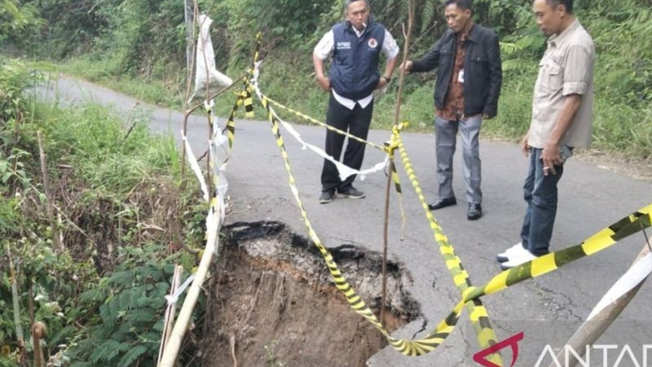 Curah hujan tinggi picu jalan longsor Muara Enim, mengancam akses vital empat desa. BPBD Muara Enim segera bertindak, namun perbaikan permanen mendesak untuk mencegah putusnya jalan.