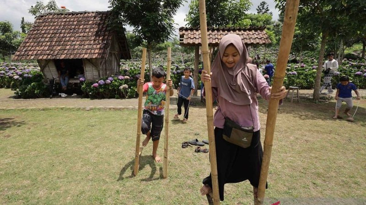 Pakar UGM Novi Poespita Candra menilai PP Tunas jadi tameng efektif bagi orang tua melindungi anak dari bahaya media sosial. Kebijakan ini dorong literasi digital.