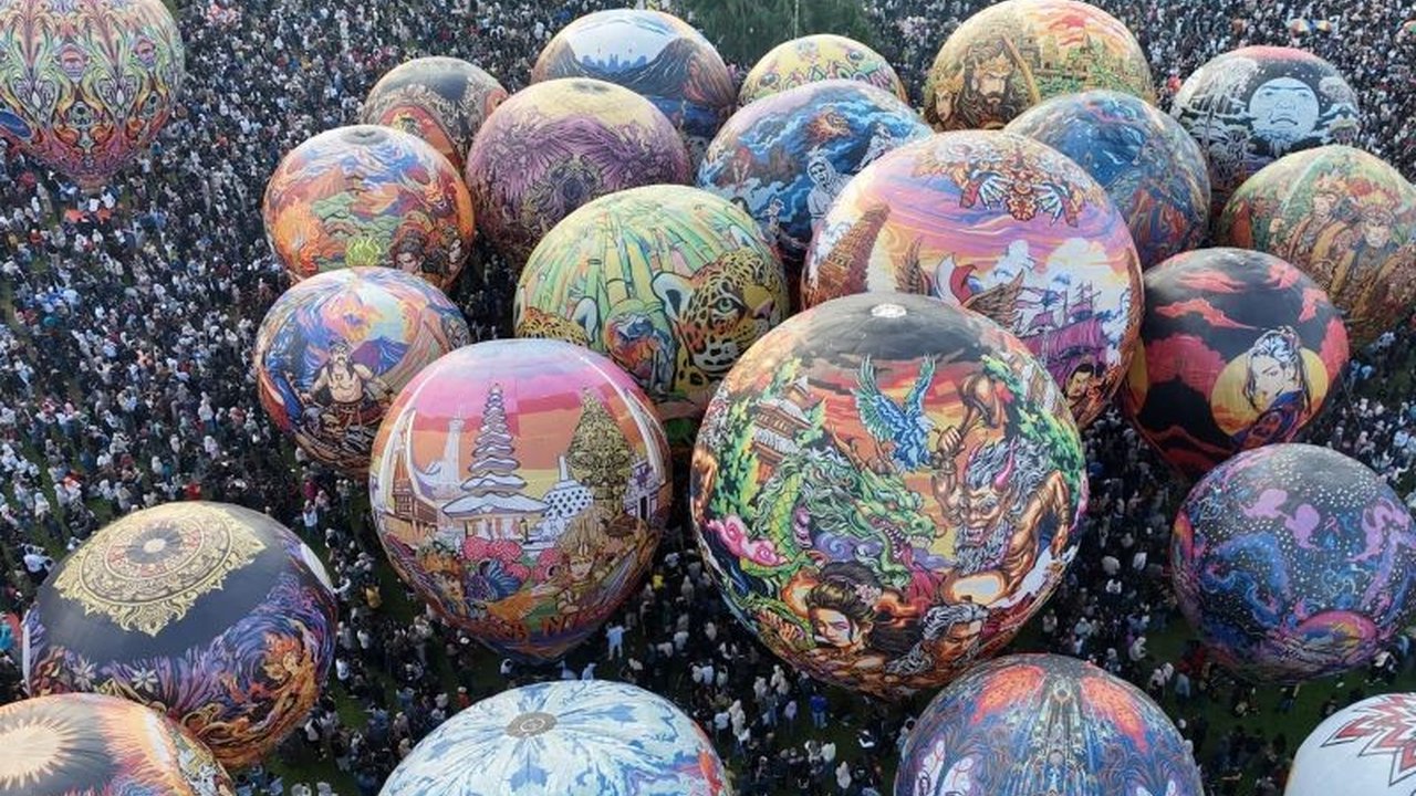 Festival Mudik Balon Udara Wonosobo kembali menarik ribuan wisatawan, menampilkan puluhan balon raksasa yang ditambat, sekaligus menggerakkan perekonomian lokal hingga miliaran rupiah.