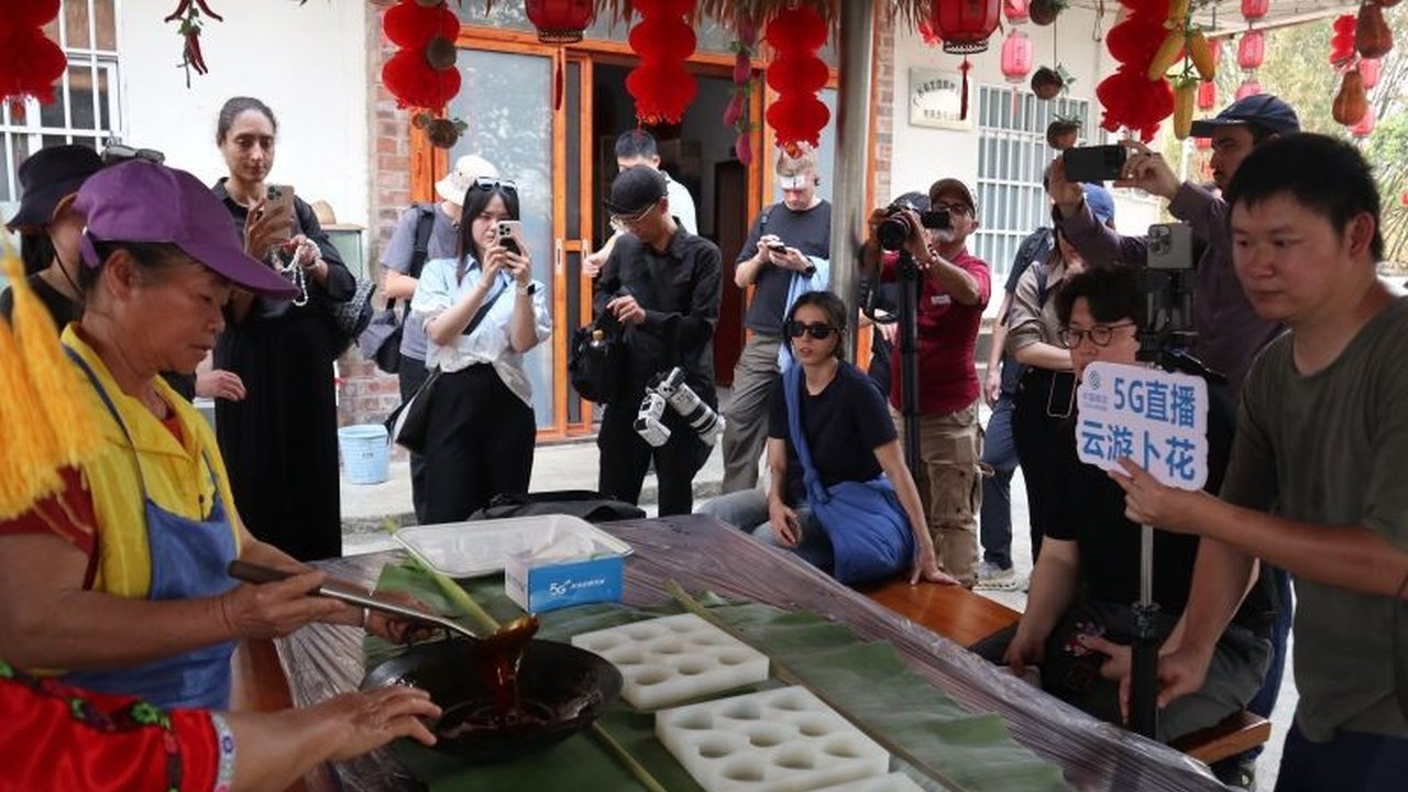 Kolaborasi Huawei dan China Mobile hadirkan 5G di Guangxi, Tiongkok. Inisiatif Pengembangan Pedesaan 5G ini sukses mempromosikan gula merah khas lokal hingga pasar global, pacu ekonomi warga.