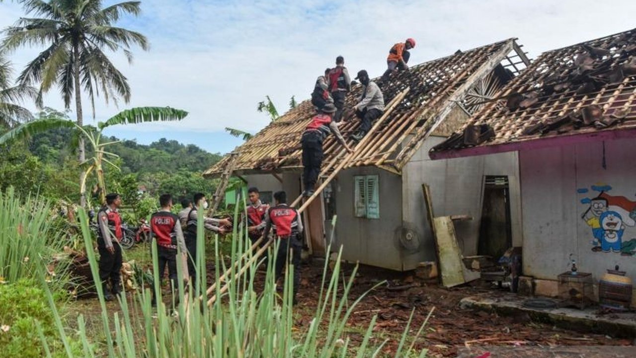 BPBD Ciamis bergerak cepat melakukan penanganan bencana Ciamis pasca-cuaca ekstrem hujan deras dan angin kencang yang melanda beberapa kecamatan, menyebabkan kerusakan signifikan pada rumah warga.