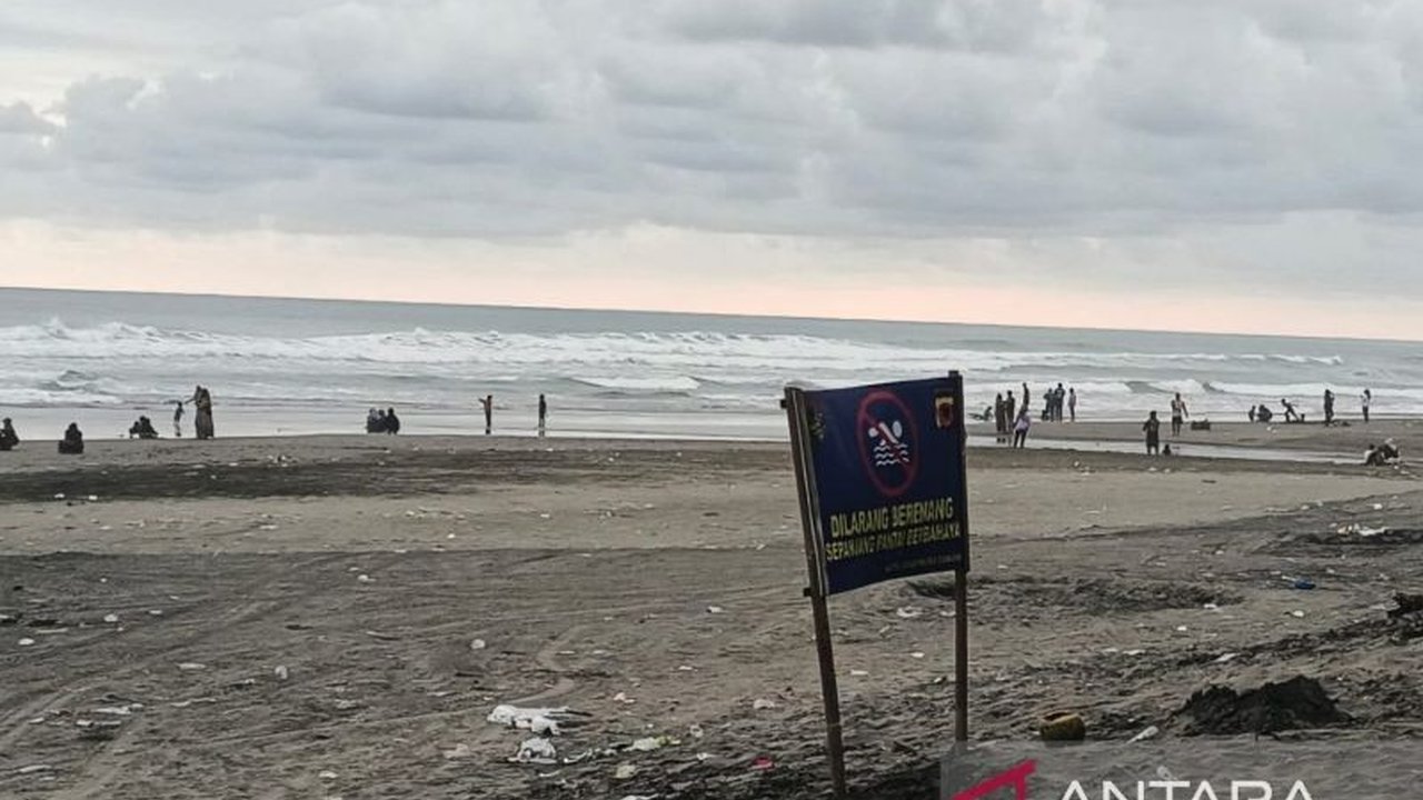Meskipun libur Lebaran berakhir, Wisata Pantai Cianjur di pesisir selatan tetap menjadi magnet bagi ribuan pengunjung. Pengelola dan petugas gabungan siaga penuh menjaga keselamatan wisatawan.