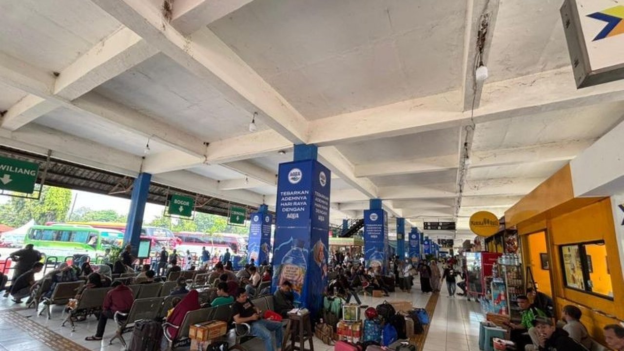 Bus AKAP Pilihan Mudik Lebaran 2026 masih menjadi favorit masyarakat karena dinilai lebih ekonomis dan menawarkan kenyamanan tak kalah dibanding moda transportasi lain, memicu lonjakan penumpang di terminal.