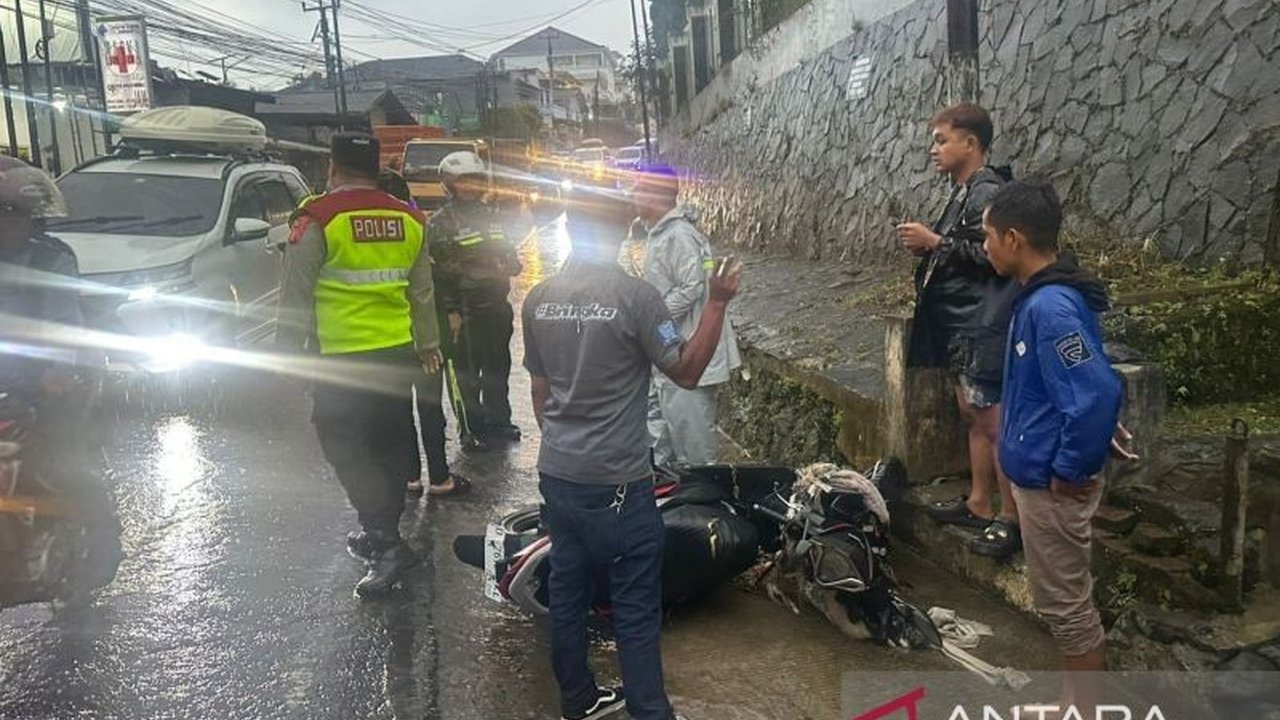 Dua pengendara sepeda motor dilaporkan hilang setelah terbawa arus deras di Sungai Cipendawa, Cianjur. Petugas gabungan kini fokus pada pencarian pengendara terbawa arus yang terhambat cuaca ekstrem.