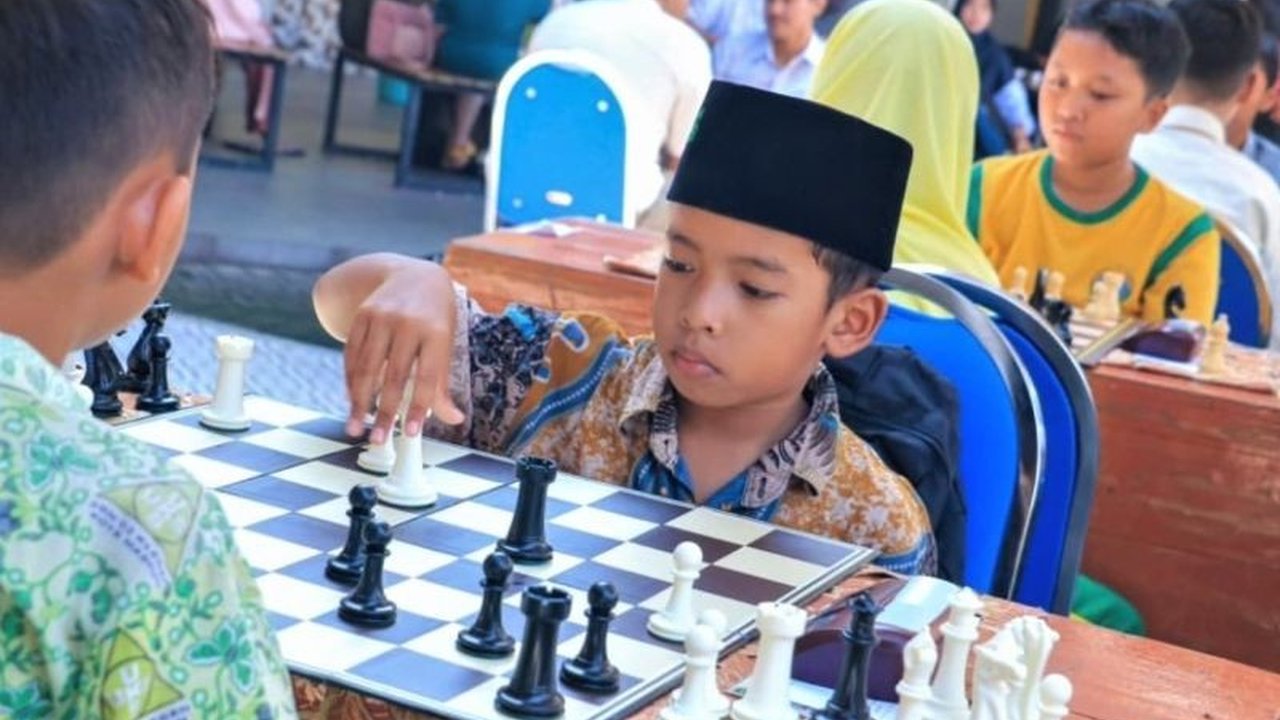 Ratusan pelajar antusias mengikuti Kejurkot Catur Piala Wali Kota Madiun 2026, sebuah inisiatif untuk mencetak bibit pecatur unggul dan melawan dominasi game online.