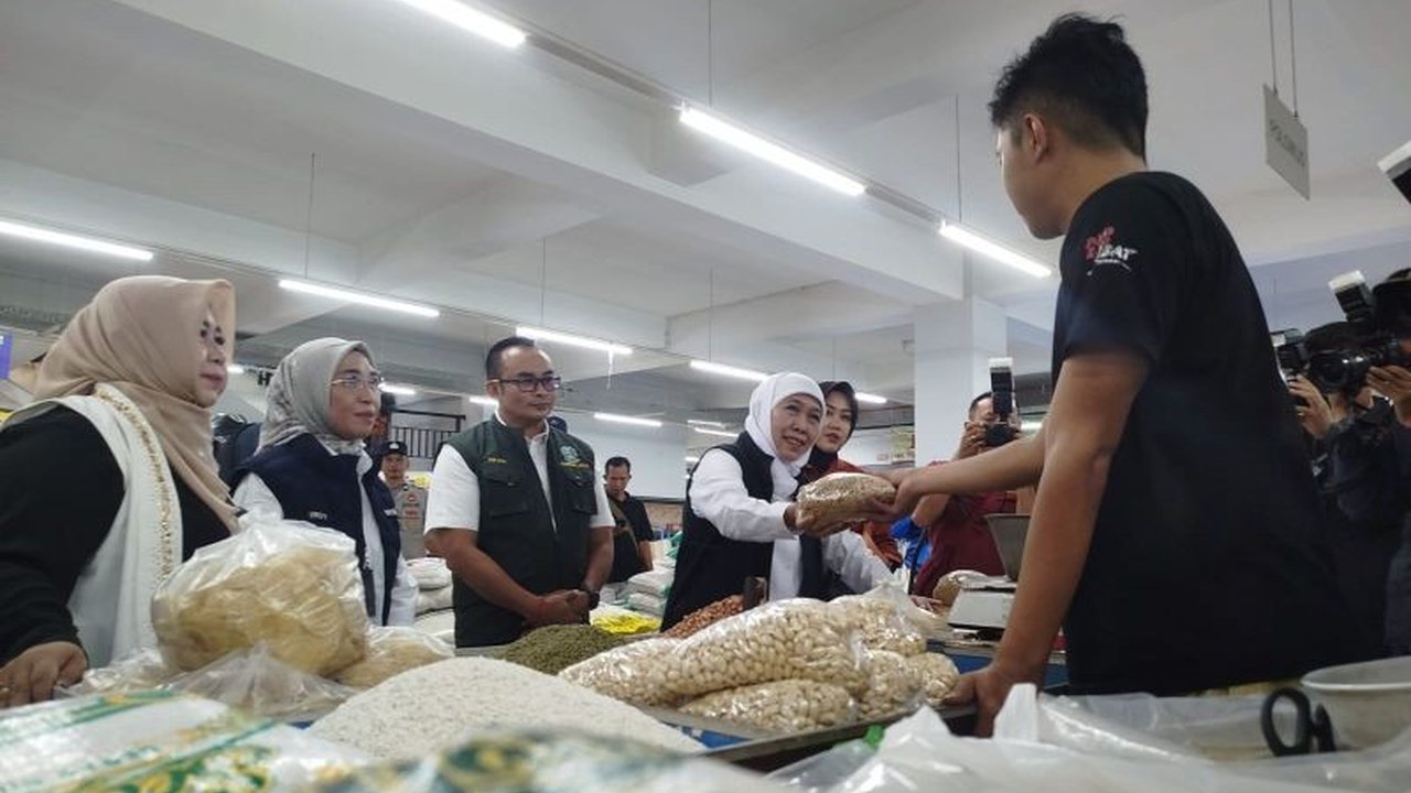 Gubernur Khofifah Indar Parawansa meninjau harga bahan pokok di Pasar Legi, Ponorogo, memastikan stabilitas harga dan kelancaran distribusi pasca-Idul Fitri 2026.