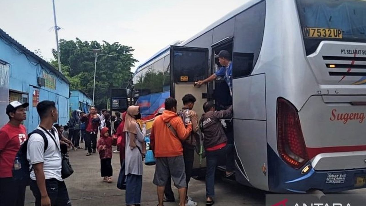 Terminal Purboyo Madiun menambah 120 bus guna mengantisipasi lonjakan penumpang selama masa Angkutan Lebaran 2026. Persiapan ini dilakukan untuk memastikan kelancaran arus mudik dan balik bagi para pemudik.